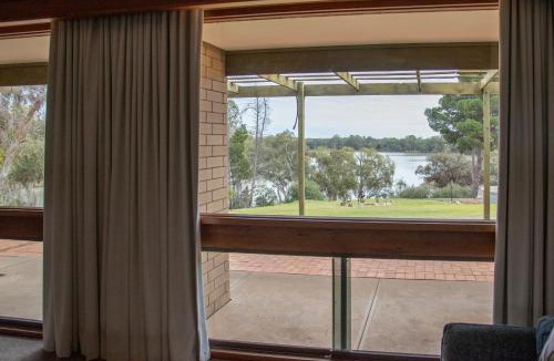Paringa House | Willow Lodge Retreat - Private Boat Ramp