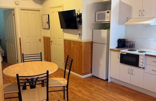 Chiltern Cabin | Willuna Farm Stay - Cosy cabin farm stay