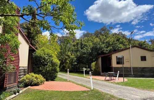 Chiltern Cabin | Willuna Farm Stay - Cosy cabin farm stay