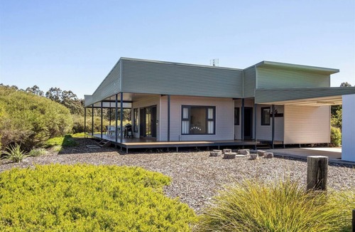 Wilyabrup Cottage | Wilyabrup Waters Lakeside Haven in the Wine Region