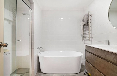 Adelaide Central Business District Apartment | Windsor Lodge 3 Bed CBD Apt