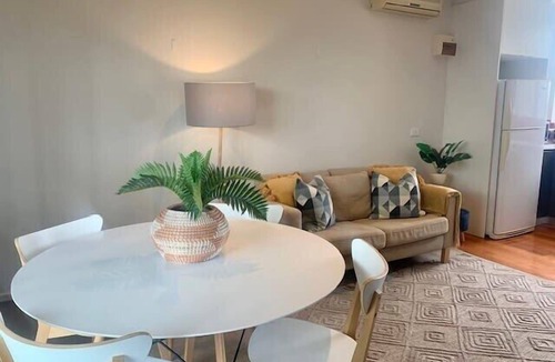 Windsor Apartment | Windsor Prahran Sunny Spacious 1 Bed with Sunroom
