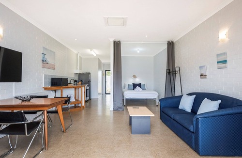 Lancelin House | Windsurfer Beach Chalet 3 - No frills holiday vibe