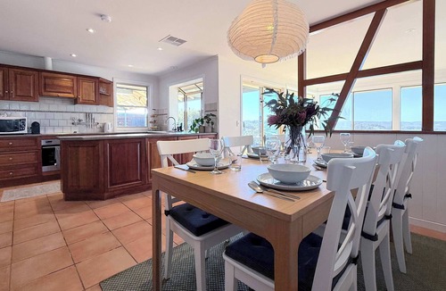 Clarendon House | Wineries, Rolling Hills, Alpacas and Chickens