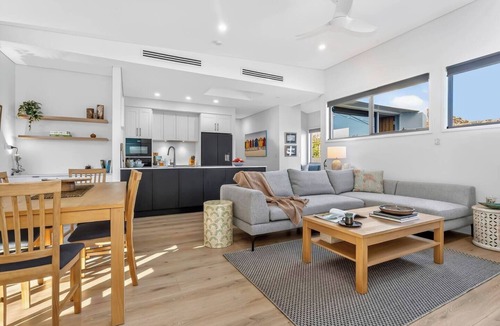 Port Noarlunga House | Witton Breeze Modern Seaside Stay by Jetty and Cafs