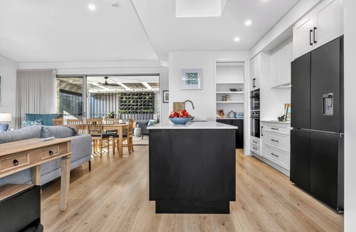 Port Noarlunga House | Witton Breeze Modern Seaside Stay by Jetty and Cafs