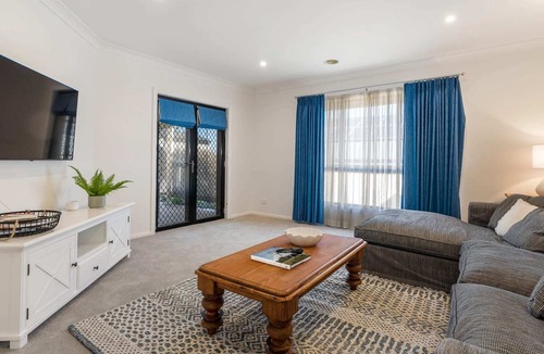 Bletchington House | Wonderful Roselawn - Great Location with Pool!