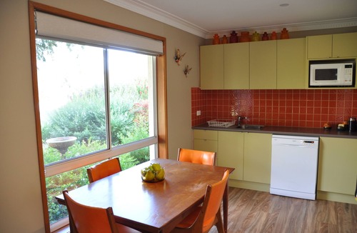 Woodend Apartment | Woodlands Getaway in the heart of the Macedon Ranges