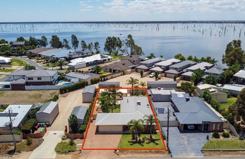 Yarrawonga House | Woodlands Waterside Retreat