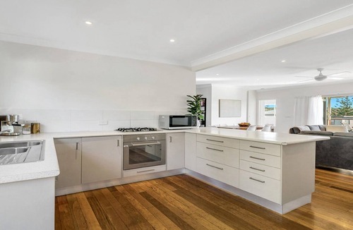 Wooli House | Wooli Waves - Right on the ocean dune.