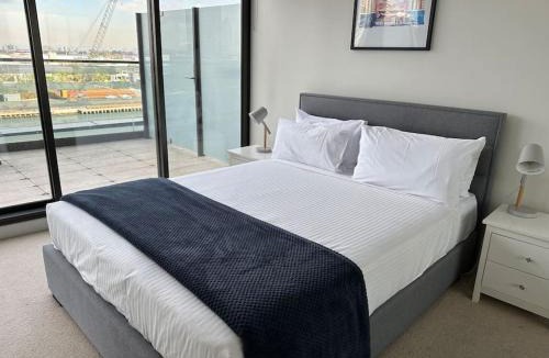 Docklands Apartment | Wyndel Apartments One Bedroom Mel883Col1104N