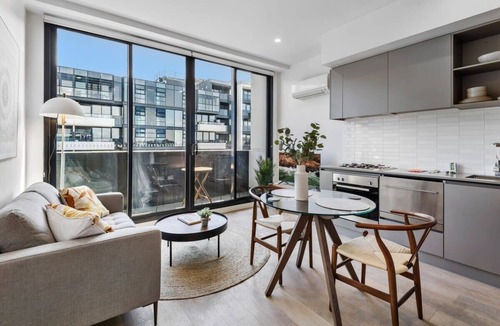 Richmond North Apartment | Yarra Trailside - Chic 1-Bed Near Trendy Shops