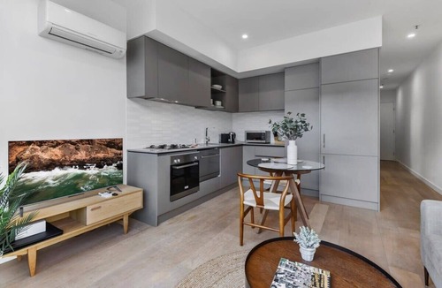 Richmond North Apartment | Yarra Trailside - Chic 1-Bed Near Trendy Shops