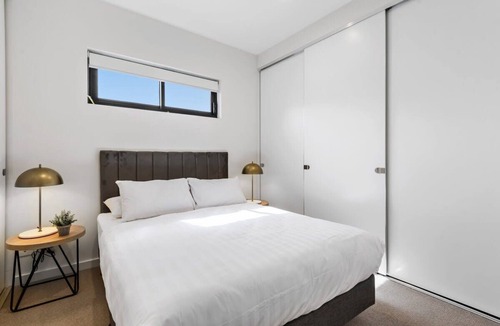 Richmond North Apartment | Yarra Trailside - Chic 1-Bed Near Trendy Shops
