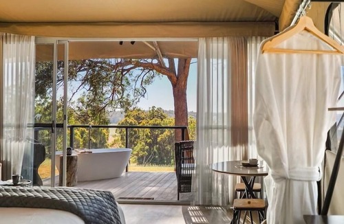 Kangaroo Gully Ski Chalet | Yira - Uninterrupted Panoramic Sunrise Vistas. Embrace the magic of dawn at Yira, named for its elevated perch (Noongar for "up high").