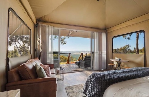 Kangaroo Gully Ski Chalet | Yira - Uninterrupted Panoramic Sunrise Vistas. Embrace the magic of dawn at Yira, named for its elevated perch (Noongar for "up high").