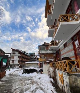 Old Manali Hostel | YOLO Backpackers MAX - Manali