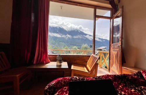 Old Manali Hostel | YOLO Backpackers MAX - Manali