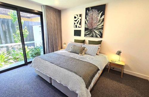 Hampton Apartment | Your 2 Bed Hampton Haven with parking
