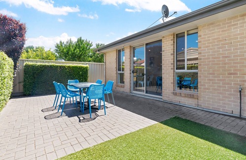 Richmond House | Your family & staff will love it here! Bed & bath linen hire included. Unlimited WIFI. Free, easy parking. Free child friendly amenities. Keyless access. Easy self check in. No stairs!