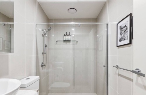 Northcote Apartment | Your Northcote gem: 2BR, 2BA, modern. Ideal for couples, families & friends.