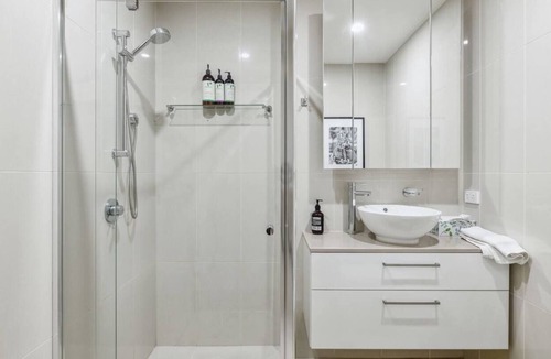 Northcote Apartment | Your Northcote gem: 2BR, 2BA, modern. Ideal for couples, families & friends.