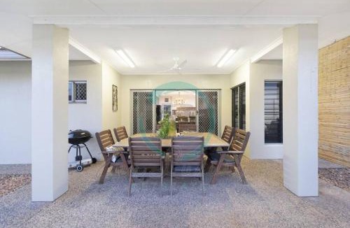 Muirhead Apartment | Zenhouse: 4BR Stylish Work/Family Home in Muirhead