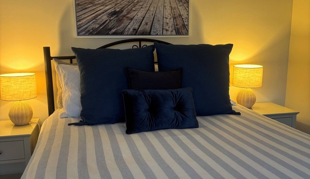 1 Bed ground floor couples escape, 100m beach, walk to town, WIFI, kit & lounge
