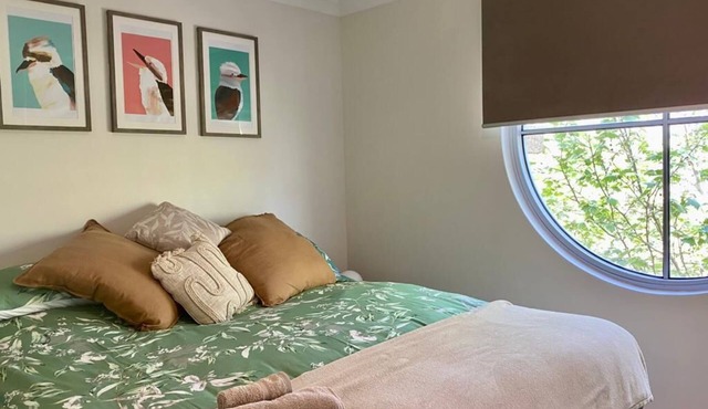 1-bed riverside Apartment - walking distance to Optus Stadium, parking and pool