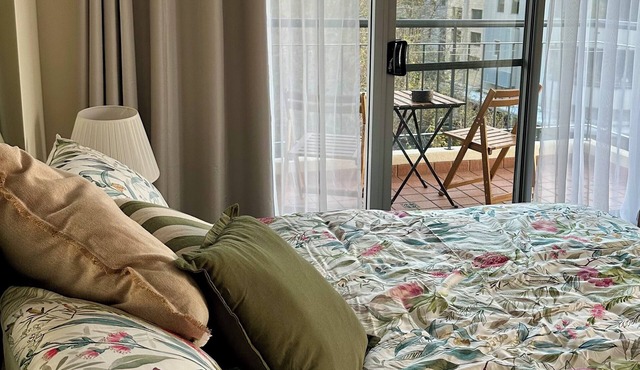 1 bedroom apartment, walking distance to Optus onsite parking , pool available.