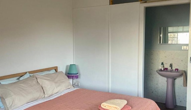 1 Bedroom Flat with Private Kitchen & Ensuite