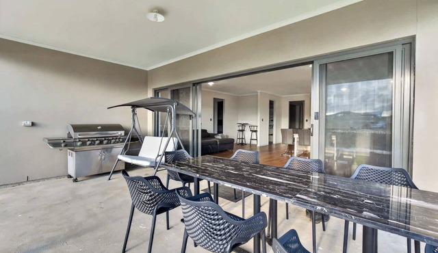 1 Britannia Parade, Hindmarsh Island – Family Holiday Retreat with Wi-Fi, Kayak & Air Conditioning