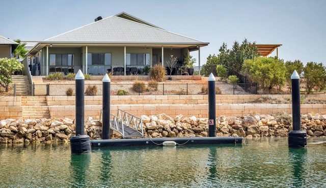 1 Kestrel Place - Beautiful Pet-Friendly Marina Home with a Private Jetty