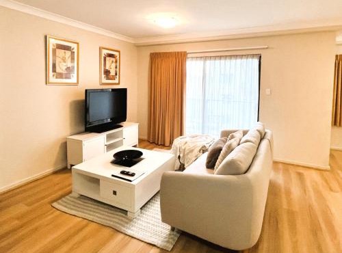 10 CBD Resort 2BR Secure Suite Pool Gym & Parking