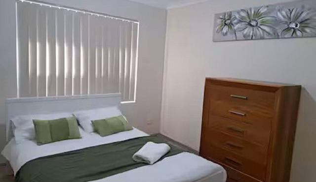 10 mins drive to T4 terminal, walking distance to the Swan river! Family home.