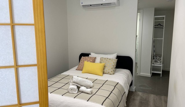 10A Brunswick Living Studio Close to APT and CBD Free Wifi Tram at Doorstep
