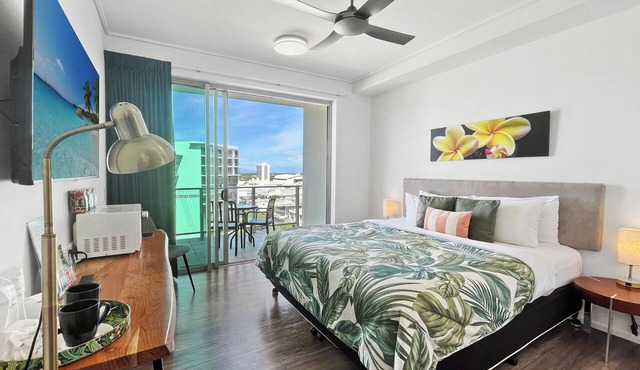 '124' Top Floor Hotel-Style King Room
