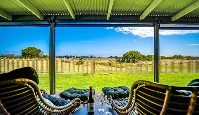 14 Excelsior Pde - Pets Negotiable - Waterviews