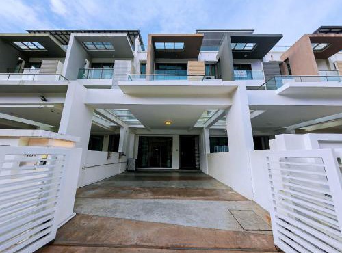 142 spacious 3storey 6BR 6bath for big family wedding birthday easy parking in George Town