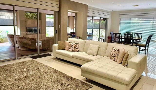 15 Luxury Exec Living Outdoor Oasis 4BR & Parking