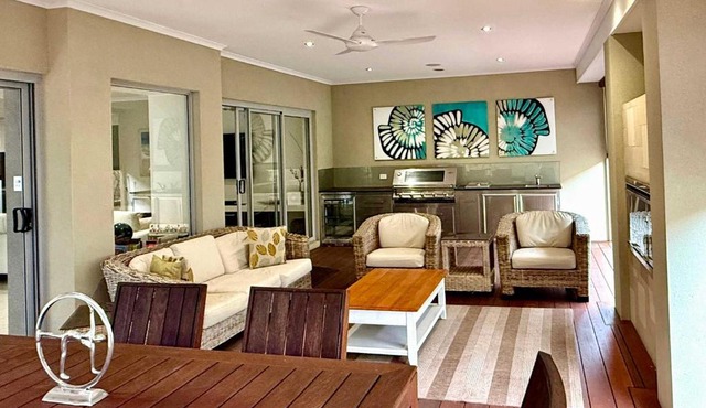 15 Luxury Exec Living Outdoor Oasis 4BR & Parking