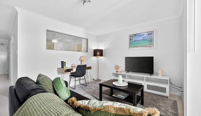 1BR Rockingham Escape | Close to Beach & Shops
