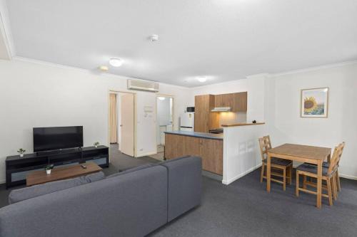 1BR Spring Hill 5 min CBD, 10 min Mall & Train SH13