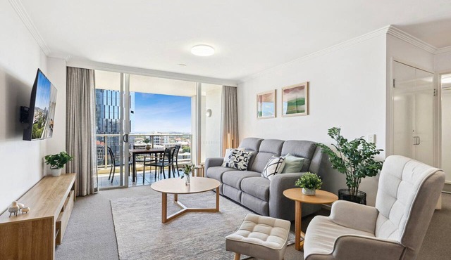 2-Bed City Abode with Swimming Pool, Gym & Views