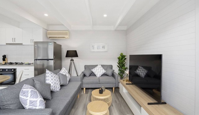 2-Bed Rosebud Apartment with BBQ & Garden