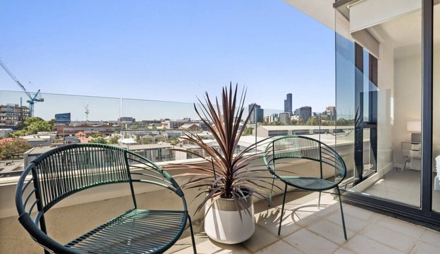 2-Bed Unit with Parking, Balcony and Pool near CBD