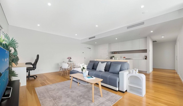 2 Bedroom APT with Parking, Pool & Gym Elevated View Light Airy Retreat