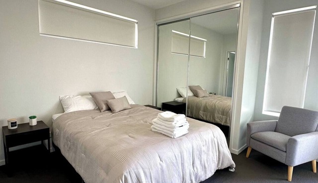 2 Bedroom Apt with Views/Shops/Parking/Garden City