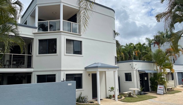 2 Bedroom - Pet Friendly - Family Fun - Heated Pool - Swim up Bar - Beach Stroll