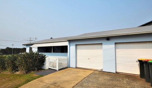 2 Bellenger - Pet friendly two Bedroom house, located close the the beach and main street!